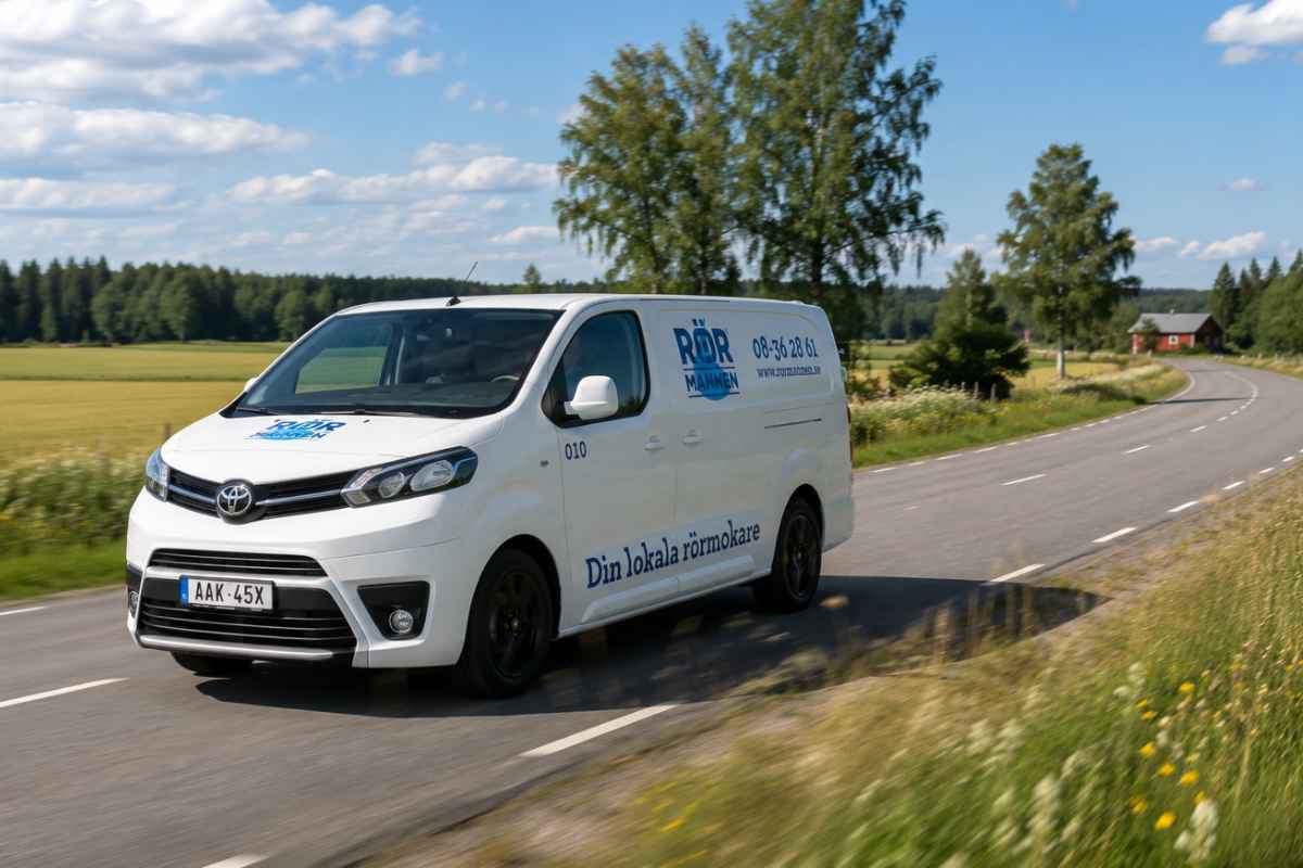 Rörmannen företagsbil ute på landsväg