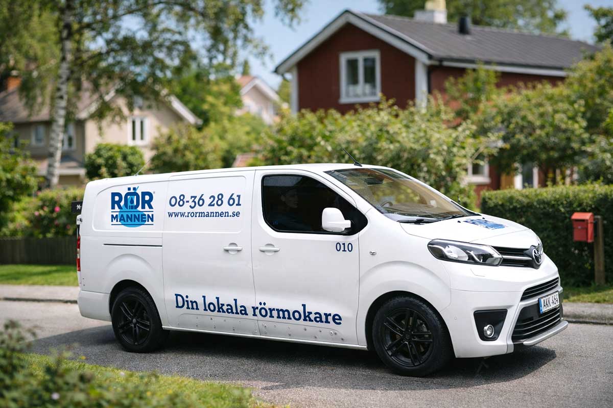 Rörmannen företagsbil ute i villa område